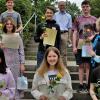Auf dem Foto von links: vorne Clarissa Lee, Maria Schömig, Leonie Fritsch, Mitte Anastasiya Sidelmyk, Silas Müller, Lehrerin Kirsten Hummel, hinten Magnus Wetzel, Schulleiter Dieter Brückner und Janek Rau.