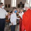 50 junge Christen aus dem Pastoralen Raum Bischofsheim firmte Weihbischof Ulrich Boom in der Weisbacher Pfarrkirche. Zum Pastoralen Raum Bischofsheim gehören die Pfarreiengemeinschaften "Am Kreuzberg, Bischofsheim", "Immanuel, Hohe Rhön, Oberelsbach" und "Die Walddörfer, Sandberg". Die Firmung sei ein Sakrament der Stärkung, betonte der Weihbischof. "Gott will helfen, dass das Leben gelingt." Den jungen Menschen sprach er Gottes Treue und Liebe zu. "Jeder ist von Gott geliebt und angenommen." Mit geöffneten Händen traten die Jugendlichen nach vorne. Ein Gänsehautmoment. "Here I am Lord" spielte Pastoralreferent Stephan Tengler, der die Firmvorbereitung  maßgeblich organisiert hatte. "Ich werde gehen, Herr. Wenn du mich leitest" heißt es in dem Song weiter. Pfarrer Manfred Endres und Pfarrer Hubert Grütz feierten diesen Gottesdienst ebenfalls mit.
