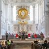 Gläubige nehmen an einem Gottesdienst im Kiliansdom in Würzburg teil.