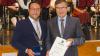 Bürgermeister Martin Horn (links) verleiht die Bürgermedaille an Walter Ziegler, der nun die verliehene Ehrenbezeichnung "Altbürgermeister" tragen darf.