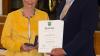 Hedi Kraft (links) bekam von Bürgermeister Martin Horn die Bürgermedaille ausgehändigt. Hedi Kraft (links) bekam von Bürgermeister Martin Horn die Bürgermedaille ausgehändigt.