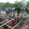Die Kreuzwertheimer Gemeinderäte informierten sich an der Baustelle des Druckminderungsgebäudes über die Arbeiten zum Bau eines neuen Hochbehälters.