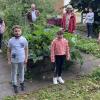 Das Projekt blüht und gedeiht: Werner Bonengel von der Oskar-Soldmann-Stiftung besichtigte den florierenden Schulgarten der Rückertschule.