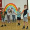 "Ich schenk dir einen Regenbogen" war der Beitrag der Klassen 1/2 zur Einführung der neuen Schulleiterin in der Grundschule Triefenstein. "Ich schenk dir einen Regenbogen" war der Beitrag der Klassen 1/2 zur Einführung der neuen Schulleiterin in der Grundschule Triefenstein.