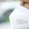 In Bayern muss man beim Einkaufen und in Bus und Bahn wegen des Coronavirus eine FFP2-Maske tragen. 