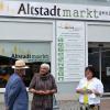 Nach 2016 stattete Bundestags-Vizepräsidentin Claudia Roth (Mitte) der Fairtrade-Stadt Uffenheim erneut einen Besuch ab. Diesmal ging es um die Regionalität, weswegen sie den Altstadtmarkt zusammen mit Uwe Kekeritz und Ruth Halbritter besuchte.