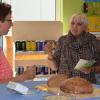 Ute Gärttling (links) ließ Claudia Roth Brot, gebacken aus heimischem Roggen, probieren. Ute Gärttling (links) ließ Claudia Roth Brot, gebacken aus heimischem Roggen, probieren.