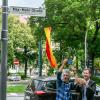 Oberbürgermeister Christian Schuchardt (rechts) und der Ehrengast und Enkel Max Mohrs, Nicolas Humbert, bei der Enthüllung des Straßenschilds.