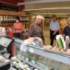 Claudia Roth schaute sich im Altstadtmarkt interessiert um. Claudia Roth schaute sich im Altstadtmarkt interessiert um.