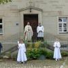 Kinder aus Geusfeld und Theinheim feierten mit Pfarrer Kurt Wolf in der Kirche St. Vitus Untersteinbach Erstkommunion.
