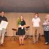 Für ihre Leistungen unter anderem beim Bundeswettbewerb Jugend musiziert wurden Julia Bernhardt und ihr Musiklehrer Helge Gutsche (zweiter von rechts)  von Bürgermeister Klaus Thoma und Musikschulleiterin Bärbel Klüpfel geehrt.