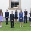 Obwohl die Konfirmandinnen und Konfirmanden zur Einhaltung von Abstands- und Hygieneregeln aufgeteilt werden mussten, konnte zwischen den beiden Festgottesdiensten ein gemeinsames Gruppenbild entstehen. 
Von Pfarrerin Victoria Fleck (von links) konfirmiert wurden Ginette Malaney (Oberschwarzach), Ludwig Pollinger (Herlheim), Elias Kleinert (Frankenwinheim), Josefina Plempel (Zeilitzheim), Lena Herbert (Zeilitzheim), Hanna Kuhn (Oberschwarzach), Luna-Sophie Kraus (Frankenwinheim), Nina Wagenhäuser (Stammheim) und Dominique Preiß (Zeilitzheim).