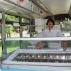 In einigen Wochen schweißtreibender Arbeit hat Marco Bezold aus einem zwölf Meter langen Stadtbus seinen mittlerweile dritten „Eis-Freak“ gemacht. Die Eistheke wird am kommenden Wochenende erstmals bestückt.