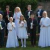 Das Fest ihrer feierlichen Erstkommunion feierten in der St. Magdalenen-Kirchevon Ebelsbach sechs Buben und fünf Mädchen. Unser Bild zeigt sie mit Pfarrer  Rusin (rechts).
