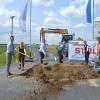 Beim Spatenstich: (von links) Landrat Florian Töpper, Kristina Reinhart (Straßenbauverwaltung Landratsamt), Marco Kraus (Leiter des Tiefbauamts am Landratsamt), die Bürgermeister Herbert Fröhlich (Frankenwinheim) und Thorsten Wozniak (Gerolzhofen) sowie Bernhard Stolz als Vertreter der ausführenden Baufirma Stolz.