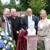 Bei der Enthüllung der Büste vom Stiftungsgrüner (v. l.): Ururenkel Christian Graf zu Bentheim-Tecklenburg, Leiter des Blindeninstituts Würzburg Hubert Hertlein, Vorstand der Blindeninstitutsstiftung Dr. Marco Bambach und Stein-metzmeister-Schülerin Stephanie Roth.