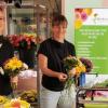Blumen Hamberger hat auf dem Marktplatz in Marktheidenfeld Wochenendsträußchen für fünf Euro verkauft, davon 2,50 Euro gingen als Spende für Melia aus Karbach.
