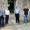 Hier waren einmal vier Stufen: Blick durch die Heidingsfelder Stadtmauer auf die neue barrierefreie Rampe vom Ortszentrum zum Spielplatz (von links): Stadtbaurat Benjamin Schneider, die beiden Stadträte Udo Feldinger und Kurt Schubert, André Dorscheid (Fachabteilung Projektentwicklung und Stadtgestaltung) und Peter Wiegand (Fachabteilungsleiter Projektentwicklung).