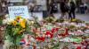 Nach der Messerattacke nahmen viele Menschen am Barbarossaplatz in Würzburg Anteil, zündeten Kerzen an oder legten Blumen nieder.