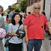 Erkennbar sind fair produzierte Sportbälle an dem Fairtrade-Siegel, im Bild präsentiert von den FSGV-Mitgliedern Margret Simmelbauer, Karlin Reinhard, Winfried Knötgen und Jan Speth.