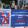 Rund 100 Demonstranten protestierten vor der Stadthalle gegen den geplanten Bau der B26n. Die Organisatoren des Protests überreichten Bürgermeister Mario Paul Listen mit rund 700 Unterschriften gegen das Straßenbauprojekt.