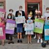 Foto von der Siegerehrung im Malwettbewerb "Brückenschlag mit fairer Schokolade" der Fairtrade-Steuerungsgruppe Veitshöchheim. Foto von der Siegerehrung im Malwettbewerb "Brückenschlag mit fairer Schokolade" der Fairtrade-Steuerungsgruppe Veitshöchheim.