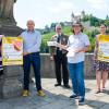 Auch in diesem Jahr freuen sich verschiedene soziale Einrichtungen über Freikarten für die Franken-festspiele Röttingen. Im Bild (v.l.): Judith Jörg (3. Bürgermeisterin Würzburg), Johannes Amrhein (Caritas Einrichtungsleitung), Hermann Gabel (Bürgermeister Röttingen), Initiator Erich Beck. Rechts hinten: Ralph Knüttel (Die Johanniter), Evelyn Fischer (Stadtmarketing und Tourismus Röttingen).