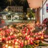 Nach dem schrecklichen Messerangriff am 25. Juni gedachten viele Menschen den Opfern mit Blumen und Kerzen vor dem Woolworth am Barbarossaplatz. Nun soll in Würzburg ein Gedenkort entstehen.