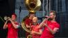 Die Münchner Band Moop Mama mit Sänger Keno Langbein begeisterte das Publikum bei ihrem Auftritt beim Kultursommer-Open Air auf dem Kessler Field in Schweinfurt.