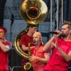 Die Münchner Band Moop Mama mit Sänger Keno Langbein begeisterte das Publikum bei ihrem Auftritt beim Kultursommer-Open Air auf dem Kessler Field in Schweinfurt.