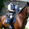 Hoch zu Ross: Zwei Polizeireiterinnen bei der Kontaktpflege in Kitzingen.