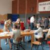 Wahlhelfer bei der Auszählung: Die Randersackerer haben sich per Bürgerentscheid gegen den neuen Steinbruch in Lindelbach ausgesprochen.