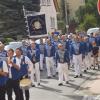 Der Spielmannszug marschiert in einer Parade zum Totengedenken an der Kirche