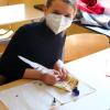 Schülerin Josefina Ernst bei einer Schreibübung auf Papyrus.