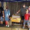 Burger für die Flutopfer hieß es am Sonntagabend in der Vorstadt in Oberelsbach. Das Bild zeigt (von links): Alexandra, Ben und André Krämer, Jasmin Werb, Michael Pagel, Ignaz Benkert, Diana Katzenberger und Lieselotte Katzenberger. Auf dem Bild fehlen Matthias Katzenberger und Lisa Koch in der Küche.