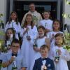 Nach dem Gottesdienst stellten sich die Kinder zu einem Erinnerungsfoto mit Pfarrer Günter Höfler.