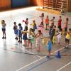 Die ersten Klassen präsentierten ihre Choreographie stolz und sehr aufmerksam mit bunten Tüchern.