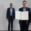 Vorstandsmitglied Tobias Herzog (3. von links) wurde die Silberne Ehrennadel des Genossenschaftsverbandes Bayern verliehen (weiter von links): Peter Klett (Aufsichtsratsvorsitzender), Markus Merz (Vorstandsvorsitzender) und Lutz Gaspers (stellv. Aufsichtsratsvorsitzender).