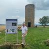 Bürgermeister Wolfgang Seifert präsentiert die neue Informationstafel am Weißen Turm.