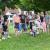 Das Foto zeigt einen Teil der jungen Familien mit ihrem Nachwuchs, der im Jahr 2019 geboren wurde, zusammen mit Bürgermeister Volker Hemrich (rechts) und drittem Bürgermeister Martin Albert (links).