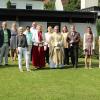 Die katholische Kirchengemeinde Reichenberg verabschiedet sich aus der Pfarreiengemeinschaft Kreuz Christi. Mit Vertretern aus Eisingen, Kist und Waldbrunn stellt man sich zum Gruppenbild. Nach den Ministranten, von links: Gemeindereferent Bernd Müller, Pfarrgemeinderratsvorsitzende Barbara Keßler, Angelika Blenk, Christl Bonfig, stellvertretender Kirchenwaltungsvorsitzender Matthias Brand, Ingeborg Schwinn, Pfarrsekretärin Pia Heim, Pfarrer Dr. Jerzy Jelonek, Gemeindereferentin Melanie Greier, Dietmar Kiesel, Gemeindereferentin Laura Heinrich und Gabi Geißler.