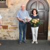 Carsten Voll, der Sprecher des neuen Vorstands-Trios der Burgläurer Kolpingfamilie (links), ehrte gemeinsam mit dem stellvertretenden Diözesanvorsitzenden Elmar Will (rechts) Eugen Katzenberger als neuen Ehrenvorsitzenden. Mit auf dem Bild seine Frau Veronika Katzenberger.