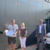 Landrat Thomas Eberth übergibt die Urkunde des Umwelt- und Klimapaktes Bayern an Martin Weber von Martin Weber Haustechnik und Jacqueline Seufert. Es gratulierten Waldbüttelbrunns Bürgermeister Klaus Schmidt und Kreisentwicklungsleiter Michael Dröse.