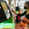 Bücher leihen per Touchscreen: In der Zentralbibliothek der Uni Würzburg am Hubland wurde jetzt die Selbstbedienungsausleihe gestartet.