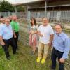 Nicole Bauer (Mitte), Karsten Klein (rechts) und Dr. Helmut Kaltenhauser (links) sowie Werner Janeck (2. von rechts) auf dem landwirtschaftlichen Betrieb von Reinhard Wolz (grünes Poloshirt). Nach der Besichtigung gab es eine fachliche Austauschrunde auf hohem Niveau.