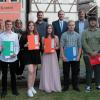 Diesen Absolventen standen mit ihren Leistungen in der Klasse oder in den einzelnen Fächern an der Spitze; (vordere Reihe von links) Kevin Then, Nele Müller, Lina Hemmerich, Julian Achtziger, Efe Avci und Bjarne Dölker; mit Rektor Raimund Willert (hintere Reihe 2. von rechts) und Bürgermeister Michael Ziegler (3. von rechts). Diesen Absolventen standen mit ihren Leistungen in der Klasse oder in den einzelnen Fächern an der Spitze; (vordere Reihe von links) Kevin Then, Nele Müller, Lina Hemmerich, Julian Achtziger, Efe Avci und Bjarne Dölker; mit Rektor Raimund Willert (hintere Reihe 2. von rechts) und Bürgermeister Michael Ziegler (3. von rechts).