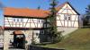 Markantes Gebäude, aber marode: Das Torhaus in Urspringen muss dringend saniert werden. Die Stadt Ostheim denkt daher über einen Verkauf nach.