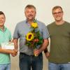 Der neue Vorsitzende Klaus Bodusch (links) und der neue Stellvertreter Christoph Finger (rechts) verabschieden Manfred Enders, der die Liedertafel weiterhin als Sänger unterstützen wird.