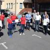 Die Geschäftsführung und das Verkaufsteam des Dorfladens Wiesenfeld freuen sich mit Gästen über die verliehene Auszeichnung „Fünf-Sterne Dorfladen 2021/22“. Im Bild (von links) inmitten der in rot gekleideten Verkäuferinnen Landrätin Sabine Sitter, die Marktleiterinnen Kerstin Amersbach und Melanie Höfling, Bürgermeister Michael Hombach, Raimund Eirich, Franz Breitenbach, Peter Knöll, Ramona Müller, Peter Feldbauer und außen MdB Bernd Rützel.