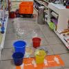 Land unter hieß es am gestrigen Dienstag im Müller-Markt in Bad Königshofen. Hier drückte das Wasser durch die Decke. Aufgestellte Eimer waren da am Ende zu wenig. Der entstandene Schaden ist bislang unbekannt